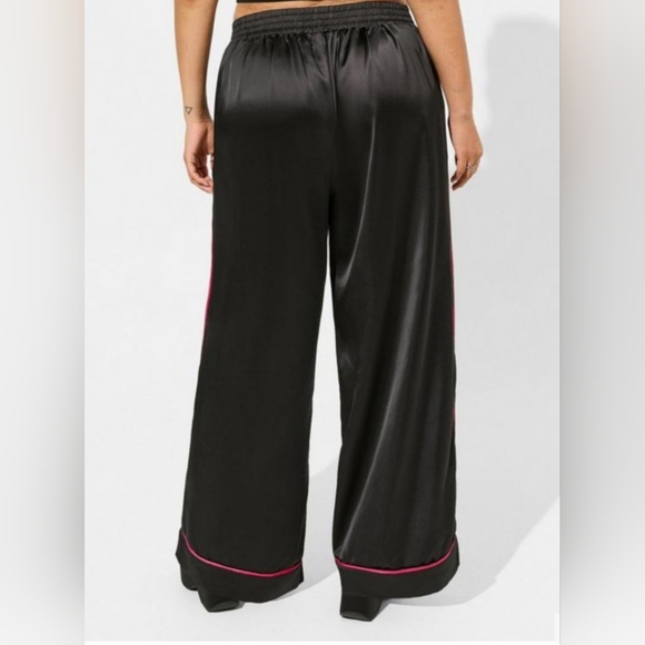 Torrid satin wide leg pants black with pink seam - Picture 4 of 11